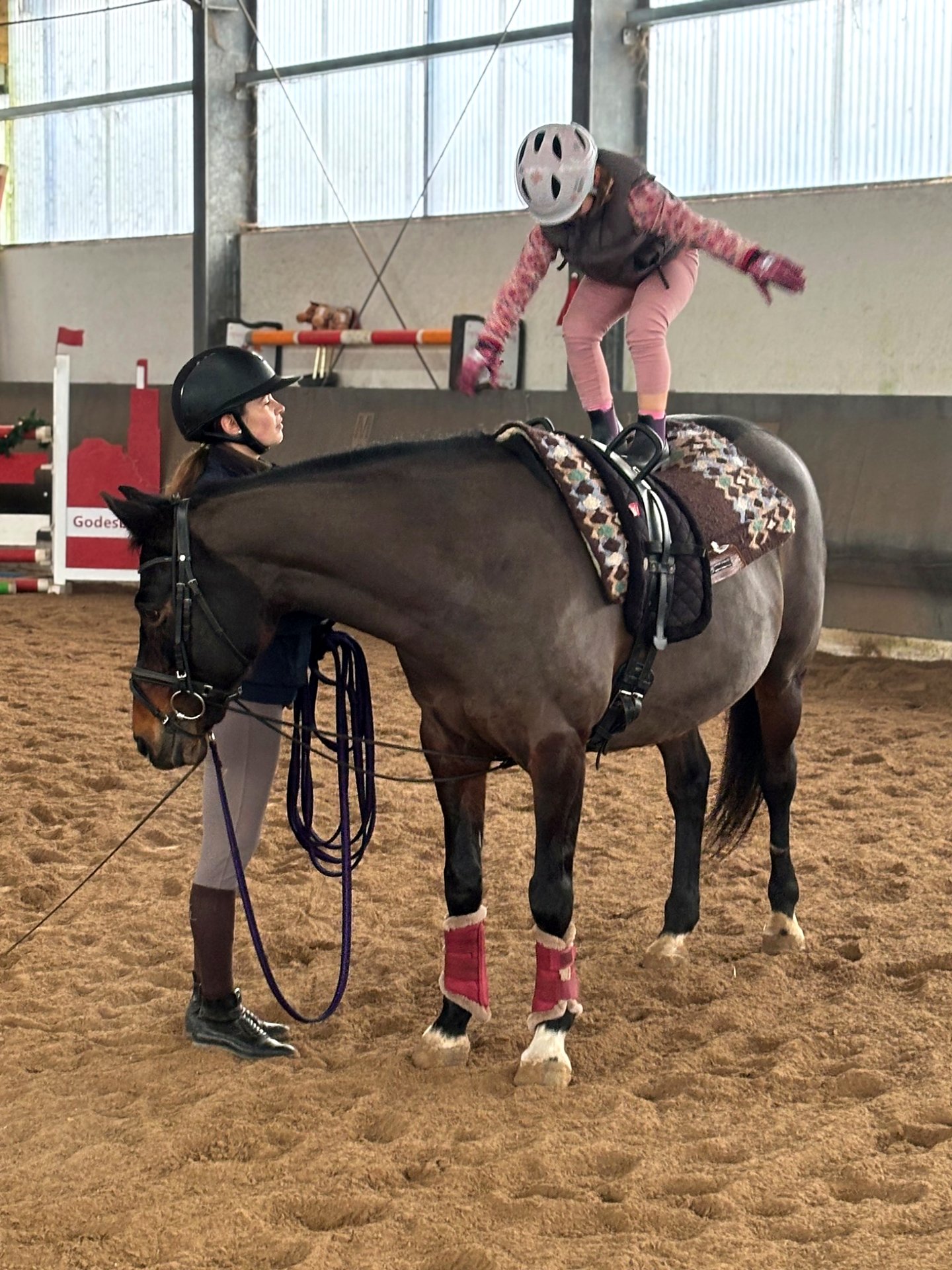 Kind beim Voltigieren bei ML Stables